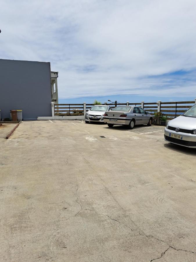 Appart A La Res Andy Accueillant 1 A 5 Pers Arrive Autonome , 2 Places De Parking Dans La Cour Devant La Maison Lägenhet Saint-Denis Exteriör bild